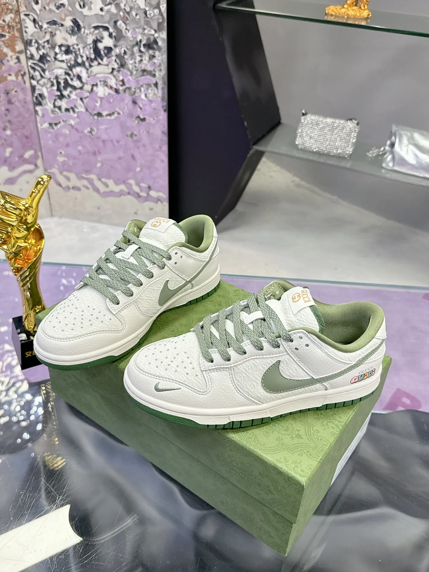 Men's shoes 💰580❤️❤️❤️ Gucci co-branded dunk Nike The latest official model 💓Gucci x Nike Dunk SB series 💓 Produced by Foshan Factory. The shoe body is made of off-white canvas as the main color, with an off-white leather frame overlay, making the shoe very versatile. The tongue is embroidered with yellow Gucci words, and the Swooshb on both sides of the shoe body The logo is embellished with sky blue, and the tongue is made of mesh material, which enhances breathability and is very versatile overall. The word Gucci on the lower side of the heel is decorated in 3D, the mini Nike Swoosh Logo on the side of the toe is embellished with sky blue embroidery, and the yellow Gucci brand name is printed on the heel to highlight the joint identity. Finally, an aged oxidized midsole and a blue outsole complete the overall design. Size: 35-45 Full set of Gucci packaging